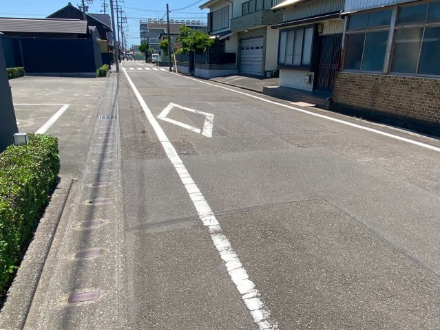 売地の前面道路含む現地写真