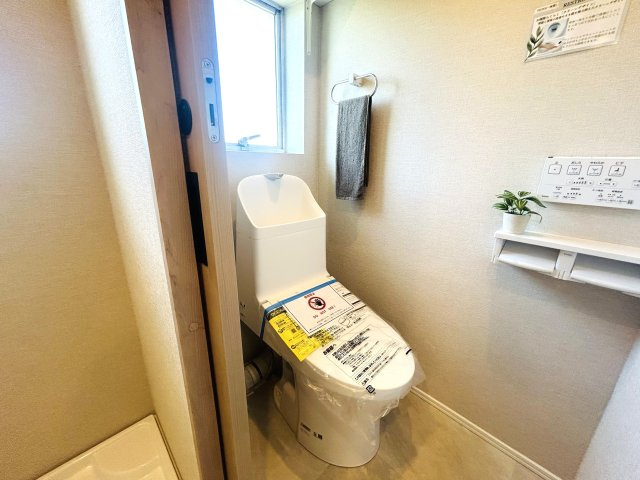 圧巻の眺望！！これぞ横浜！！団地と言えど侮るなかれ！！見るだけタダ＝見て損なし！！な、『ガーデン山住宅団地１０号棟』リノベーションのトイレ|落ち着いたトイレです