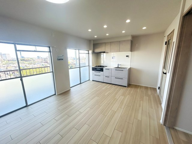 圧巻の眺望！！これぞ横浜！！団地と言えど侮るなかれ！！見るだけタダ＝見て損なし！！な、『ガーデン山住宅団地１０号棟』リノベーションの居間・リビング|こちらの居間で趣味の時間をお楽しみください
