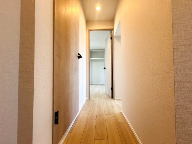 圧巻の眺望！！これぞ横浜！！団地と言えど侮るなかれ！！見るだけタダ＝見て損なし！！な、『ガーデン山住宅団地１０号棟』リノベーションの玄関|シンプルで使いやすい玄関です