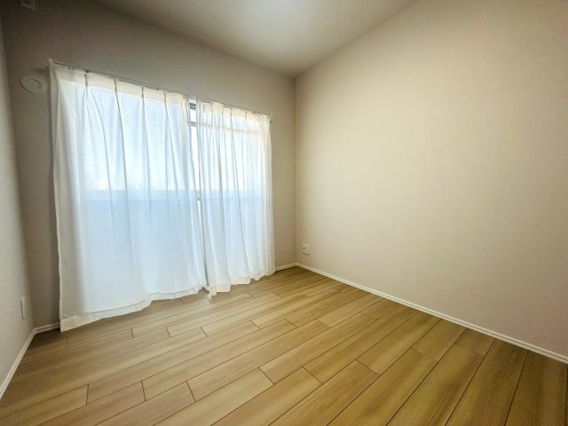 圧巻の眺望！！これぞ横浜！！団地と言えど侮るなかれ！！見るだけタダ＝見て損なし！！な、『ガーデン山住宅団地１０号棟』リノベーションの洋室|使い勝手のいい洋室です