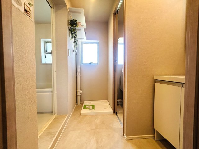 圧巻の眺望！！これぞ横浜！！団地と言えど侮るなかれ！！見るだけタダ＝見て損なし！！な、『ガーデン山住宅団地１０号棟』リノベーションの独立洗面台|朝の身支度には欠かせない独立洗面化粧台