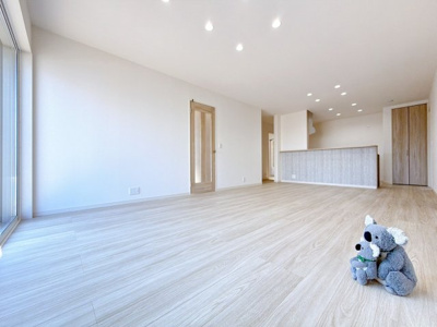 【居間・リビング】 | 伊勢崎市上植木本町　平屋　新築住宅 | ≪LDK≫
陽当りも良いリビング。
光が差し込む明るい空間はいつもの時間をより特別に…穏やかなひと時を一層充実した時間へ変えてくれます。