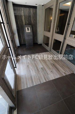 大阪市鶴見区放出東３丁目の賃貸マンションのエントランス
