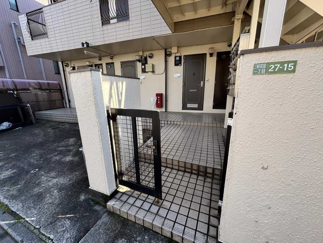 サンワハイツ　駅近　女性限定　南東角部屋のエントランス
