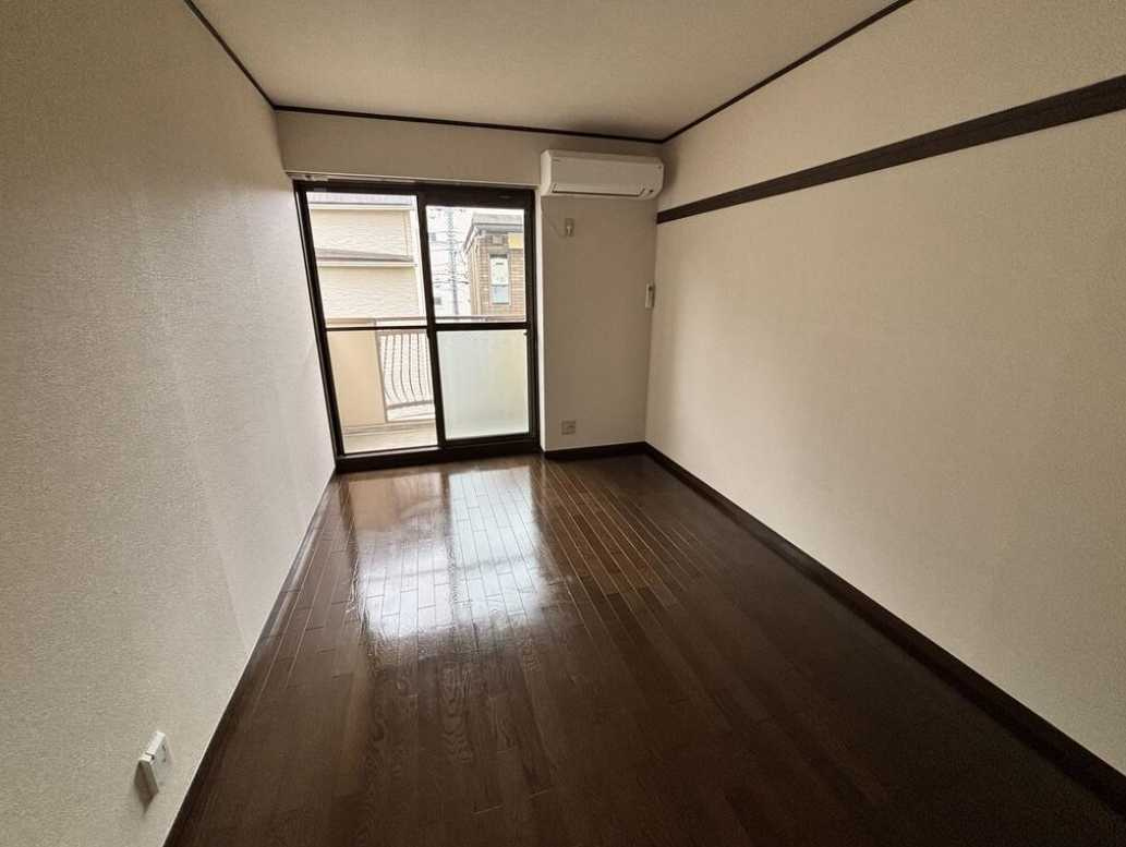サンワハイツ　駅近　女性限定　南東角部屋の居間・リビング