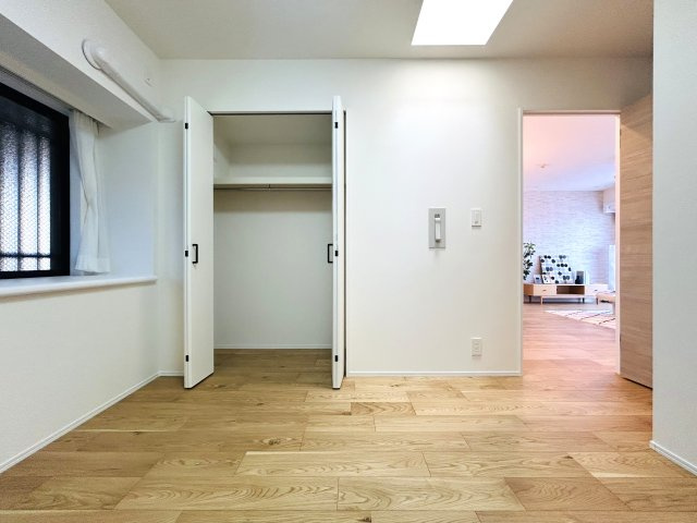 最上階のゆとりある4LDK！トランクルームも完備☆見えない配管部分まで交換されたフルリノベーションマンション『コスモ横濱ガーデン山』の洋室