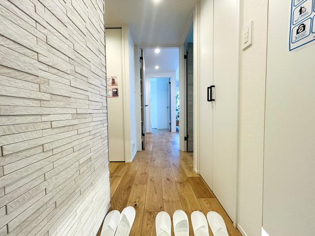 最上階のゆとりある4LDK！トランクルームも完備☆見えない配管部分まで交換されたフルリノベーションマンション『コスモ横濱ガーデン山』の玄関