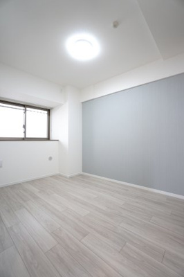 【洋室】 | 【上質リノベ】ディアメゾン観音本町リアーレ | 【洋室約5帖】
居室にはクローゼットを完備。
自由度の高い家具の配置が叶うシンプルな空間です。
お子様の成長と人数と共に必要になる
子供部屋にもぴったりの間取りですね。