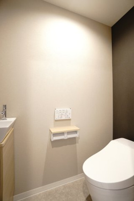 【トイレ】 | 【上質リノベ】ディアメゾン観音本町リアーレ | 【レストルーム】TOTO製ローシルエット便器を新調。オート洗浄や着座センサー付きの高機能モデルに、独立したレストルームドレッサーを完備。アクセントクロスを施したスタイリッシュな大人の洗練空間。