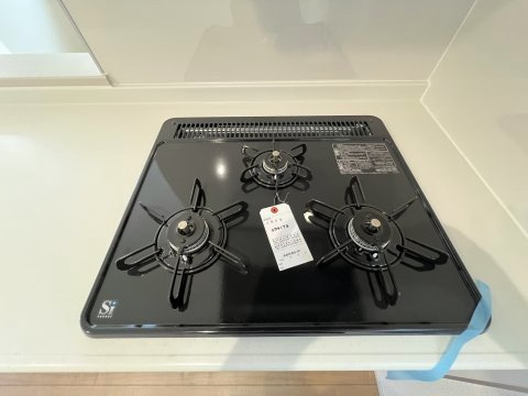 福生市熊川　新築戸建全2棟のキッチン|三口ガスコンロ