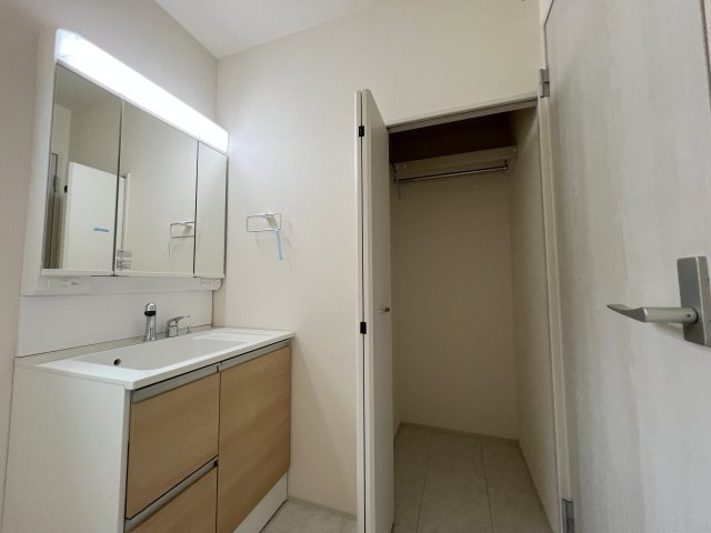 福生市熊川　新築戸建全2棟の独立洗面台|洗面室にハンガーパイプ付き収納を採用。衣類やリネン類、日用品までたっぷり収納できます♪