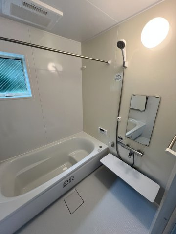 福生市熊川　新築戸建全2棟の浴室|窓付きで明るく換気もしやすいバスルーム。浴室乾燥機とランドリーパイプを備え、毎日のバスタイムはもちろん、お洗濯にも便利な快適空間です。