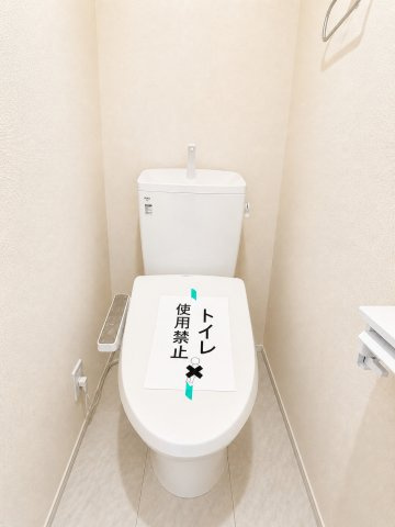 福生市熊川　新築戸建全2棟のトイレ|清潔で快適な使い心地を実現する、温水シャワートイレ。(1階)