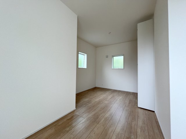 福生市熊川　新築戸建全2棟の洋室|【洋室1】ゆとりある8.2帖の洋室。主寝室としてゆったりお使いいただけます。