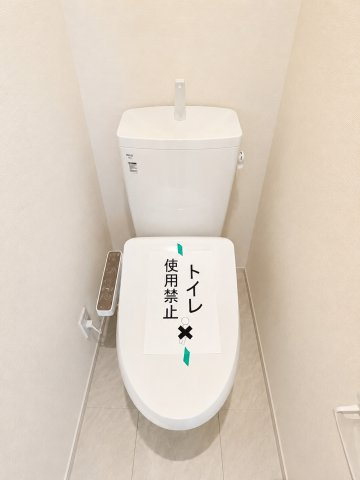 福生市熊川　新築戸建全2棟のトイレ|清潔で快適な使い心地を実現する、温水シャワートイレ。(2階)