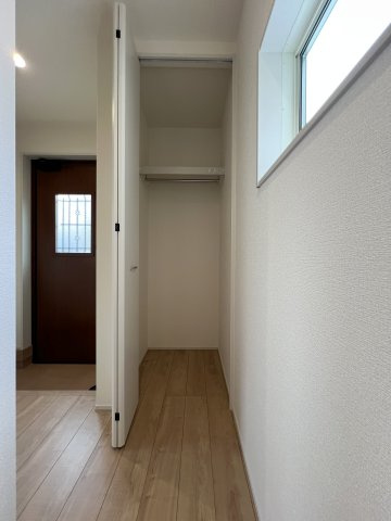 福生市熊川　新築戸建全2棟の収納|ハンガーパイプ付き収納だから、アウターを掛けたまま収納でき、お出かけ準備もスムーズ☆