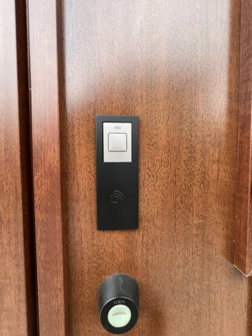 福生市熊川　新築戸建全2棟の防犯設備|スマートキーはドアに触れるだけで解錠可能なので、買い物で重い荷物を持っているときでも、簡単に玄関ドアを開けられるので便利です☆
