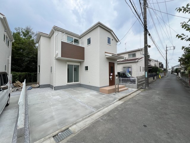 福生市熊川　新築戸建全2棟の前面道路含む現地写真|並列駐車2台可能！ご夫婦それぞれのお車や来客時にも便利なカースペース。