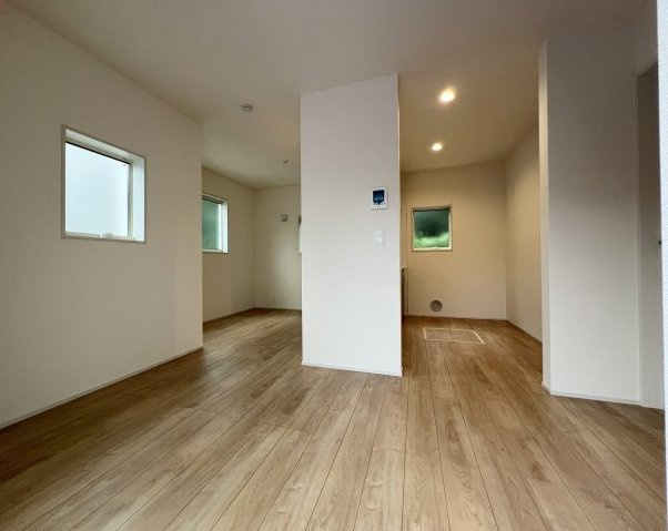 福生市熊川　新築戸建全2棟の居間・リビング|3面採光で、室内にたっぷりの陽光が広がる明るいLDK。