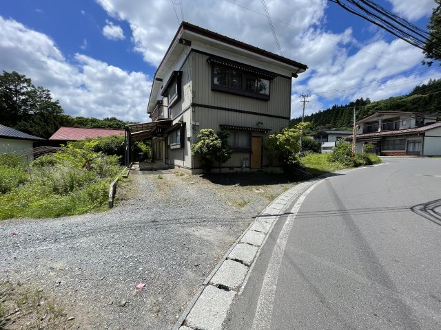 三戸郡新郷村大字戸来字前鹿田の駐車場