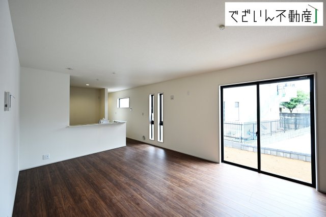 【居間・リビング】 | Livele Garden.S熊谷市上之 第7　新築住宅 | 細部まで丁寧に仕上げられた内装が、日々の生活を豊かに彩ります。家族の思い出が増えていく場所に。
現地(2026年9月撮影)