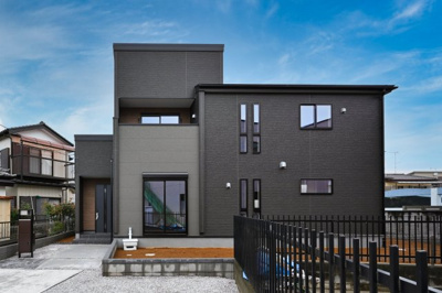 【外観】 | Livele Garden.S熊谷市上之 第7　新築住宅 | 街並みに馴染む、シンプルで洗練された佇まい。暮らしにちょっとした遊び心を添えてくれるお家です。
現地(2026年9月撮影)
