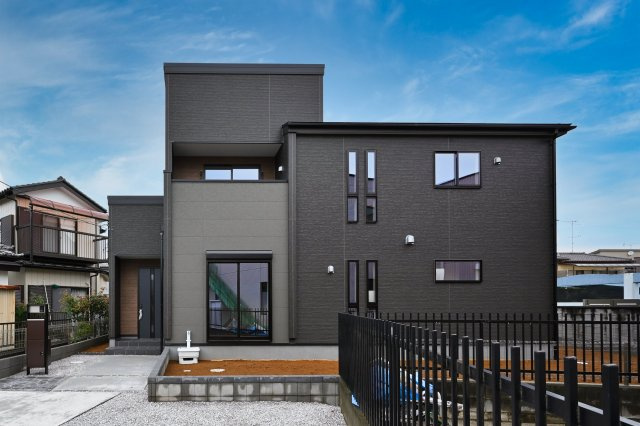 【外観】 | Livele Garden.S熊谷市上之 第7　新築住宅 | 街並みに馴染む、シンプルで洗練された佇まい。暮らしにちょっとした遊び心を添えてくれるお家です。
現地(2026年9月撮影)