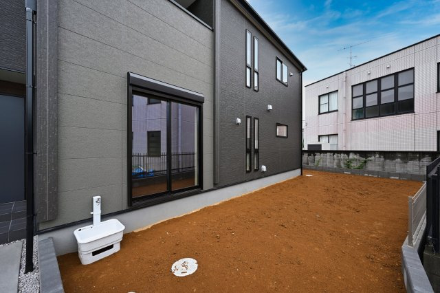 【外観】 | Livele Garden.S熊谷市上之 第7　新築住宅 | 南向きの穏やかな佇まいが、家族の新しい日常を優しく包み込む。静かな街並みに、安心して子育てできる環境が整っています。
現地(2026年9月撮影)