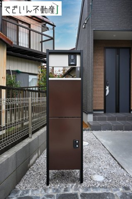 【玄関】 | Livele Garden.S熊谷市上之 第7　新築住宅 | 宅配BOX付きの門柱・POSTがあります。清潔感溢れる玄関がお出迎えする本邸宅の物語は、ここから始まる日常を期待させます。
現地(2026年9月撮影)