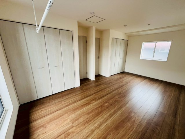 【BLOOMING GARDEN】　久喜市鷲宮4丁目　全1邸の洋室|〇洋室　5.01帖+5.01帖〇
間仕切り対応可の2階洋室。お子様の成長に合わせて間取りを変えることができます♪
2026年7月撮影