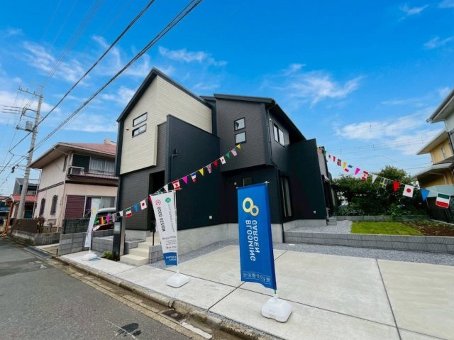 【BLOOMING GARDEN】　久喜市鷲宮4丁目　全1邸の外観|カースペース並列3台駐車可！
2026年7月撮影