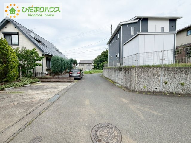 日立市金沢町第6　新築戸建の前面道路含む現地写真|周辺は緑も多く、スーパーやドラックストアも近い為、住環境良好です♪