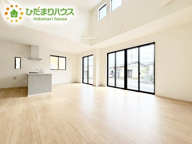 【居間・リビング】 | 水戸市吉沢町6期　新築戸建 | 大きな窓で明るいリビングスペースです！