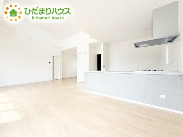 【居間・リビング】 | 水戸市吉沢町6期　新築戸建 | 南側にお庭があり、明るく開放感のあるリビング。昼間は、電気いらずでエコ+節約にもなります。