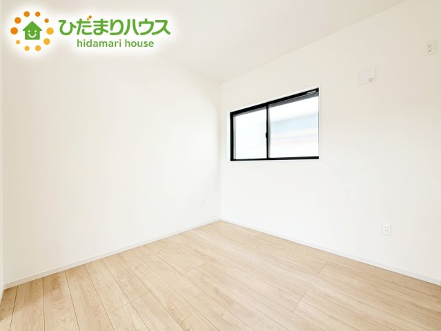 【洋室】 | 水戸市吉沢町6期　新築戸建 | リビングに隣接している洋室はお子様の成長に合わせ、間仕切り壁を設置して２部屋に分けることが可能です。