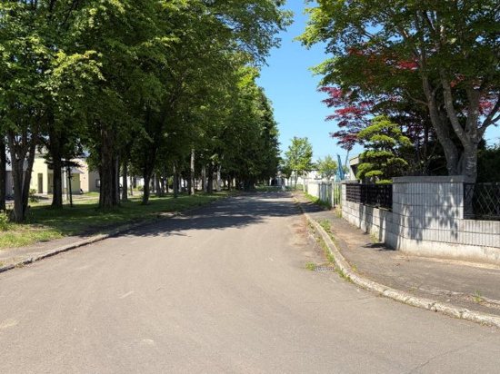 北見市緑町３丁目３番２号　中古売家の前面道路含む現地写真