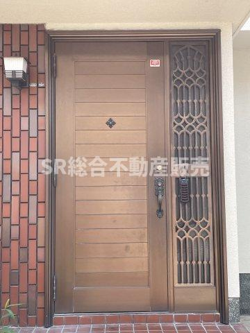 友井2丁目中古戸建の玄関|弊社は中古戸建のご紹介、その後のリフォームのご提案、
賃貸物件のご紹介、すべてご対応可能です。
お客様にあったプランをご提案致します。
まずはお問合せ下さいませ。
