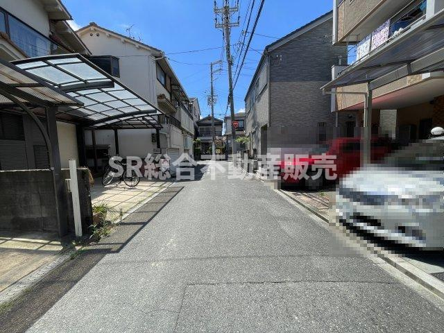 友井2丁目中古戸建の前面道路含む現地写真|当日予約も大歓迎です！土日祝、雨の日やお子様連れのお客様の送迎も可能ですのでお気になさらずお問合せ下さい。お仕事終わりのお時間にも柔軟に対応致しますのでお気軽にお申し付け下さいませ。
