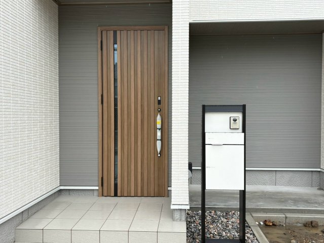 新築戸建　岐阜市竜田町Ⅱ　全２区画分譲の玄関|玄関ドアの鍵はディンプルキーと内側はサムターンキーになっており防犯性の高い仕様になっています。