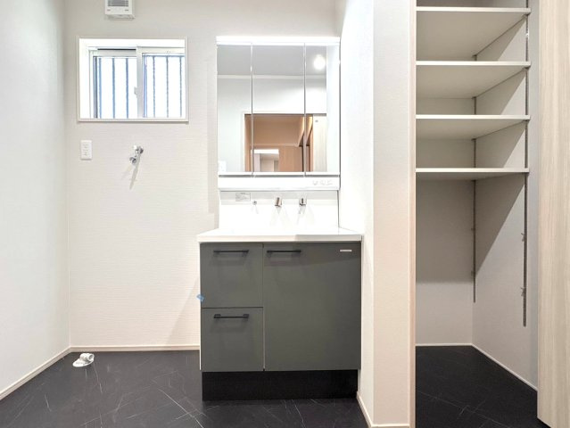 新築戸建　岐阜市竜田町Ⅱ　全２区画分譲の独立洗面台|洗面洗髪化粧台です。物件により三面鏡または一面鏡の場合があります。詳しくは担当者までお問合せ下さい。