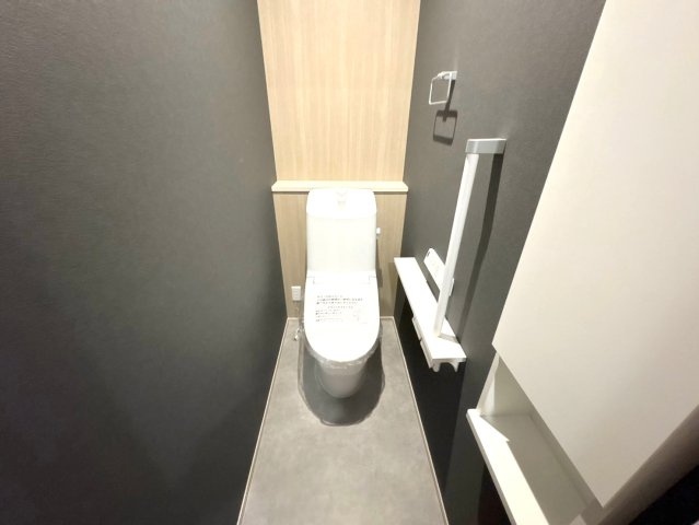 新築戸建　岐阜市竜田町Ⅱ　全２区画分譲のトイレ|節水省エネの温水洗浄便座です。お掃除のしやすさを究めたフチなし形状でお手入れ楽々。