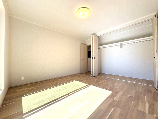 新築戸建　岐阜市竜田町Ⅱ　全２区画分譲の寝室|全居室にたっぷり収納できる大型収納を設置。窓ガラスは断熱性能や結露防止効果の高いペアガラスです。