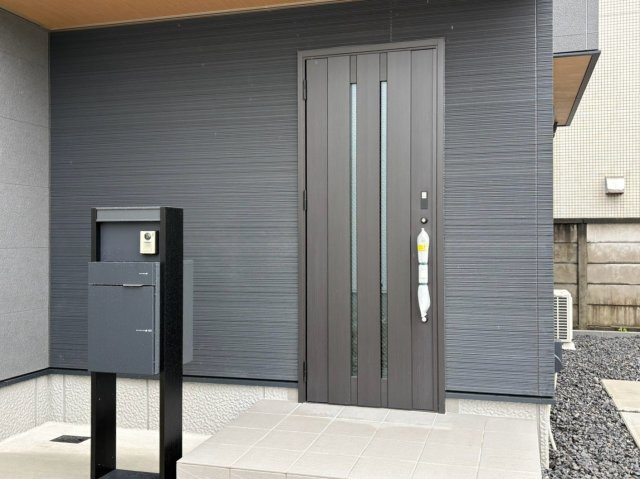 新築戸建　岐阜市竜田町Ⅱ　全２区画分譲の玄関|玄関ドアの鍵はディンプルキーと内側はサムターンキーになっており防犯性の高い仕様になっています。