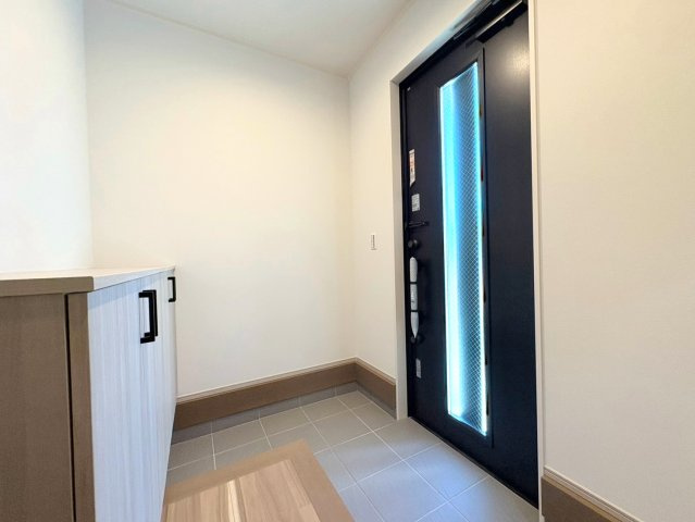 新築戸建　岐阜市竜田町Ⅱ　全２区画分譲の玄関|大容量のシューズ収納付きで玄関周りもすっきり！玄関ドアからの光が玄関ホールを明るくしてくれます。