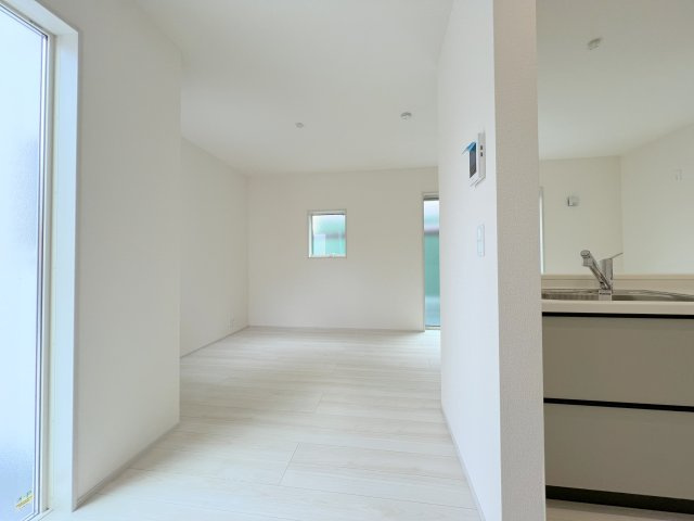 福生市熊川　新築戸建全2棟の居間・リビング|キッチンからリビングが見ることができるので､小さいお子様がいらっしゃるご家庭におすすめ｡