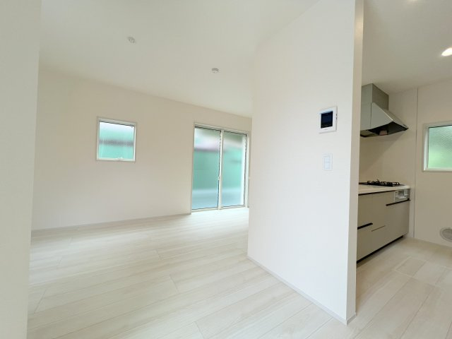 福生市熊川　新築戸建全2棟の居間・リビング|フローリングから壁、天井までホワイト系で統一されており、光が反射して室内全体が明るく開放的な雰囲気に包まれています。