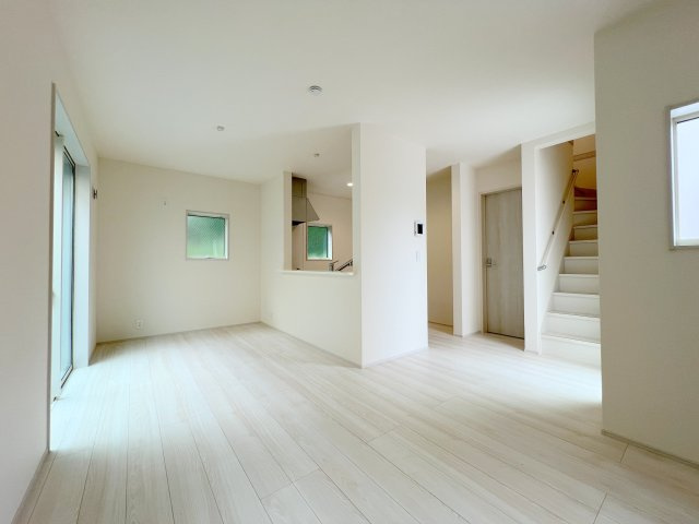 福生市熊川　新築戸建全2棟の居間・リビング|家族の気配をいつも感じる、笑顔が自然とつながるリビング階段のある暮らし。