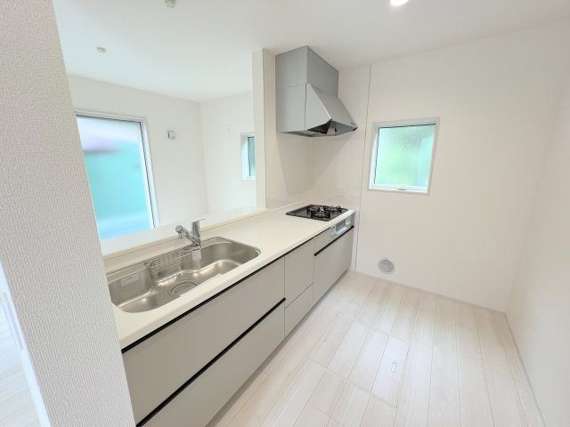 福生市熊川　新築戸建全2棟のキッチン|ダイニングに面した対面式キッチンでは、できたてのお料理がすぐテーブルに出せます