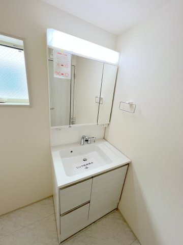 福生市熊川　新築戸建全2棟の独立洗面台|収納力と機能性に優れたお手入れラクラク三面鏡洗面化粧台です。朝の身支度もこれで快適｡